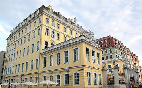 Historisches Coselpalais neben der Frauenkirche auf dem Dresdner Neumarkt